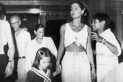 Miguel Boyer sale del restaurante La Dorada, de Marbella, con Isabel Preysler y los hijos de esta en agosto de 1987.