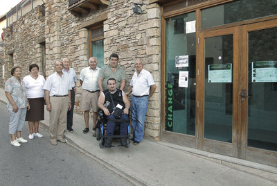 Vecinos de Montejo de la Sierra junto a la oficina de la antigua Caja Madrid.