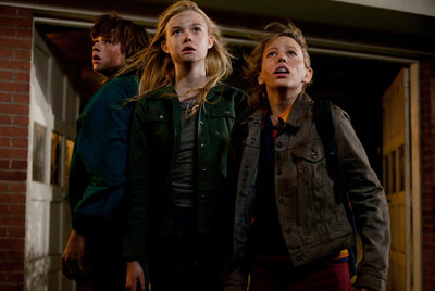 De izquierda a derecha, Joel Courtney, Elle Fanning y Ryan Lee, en un fotograma de  Súper 8. 