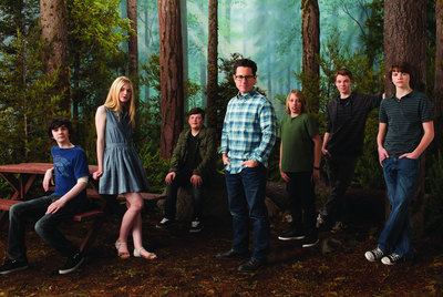 J. J. Abrams, con gafas, y los chicos de  Súper 8:  Zach Mills, Elle Fanning, Riley Griffiths, Ryan Lee, Gabriel Basso y Joel Courtney.