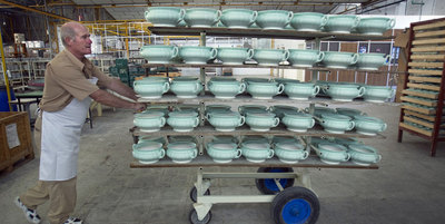 La fábrica de cerámicas Pickman La Cartuja reabre sus puertas tras dos años de cierre