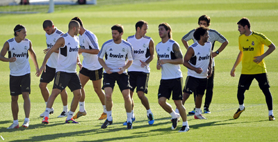 Benzema (el tercero por la izquierda) y sus compañeros, en el último entrenamiento antes de viajar a Barcelona.