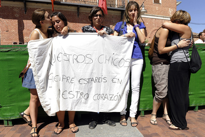 Las cuidadoras del centro de acogida, durante el homenaje que se tributó ayer a los fallecidos en Boecillo.
