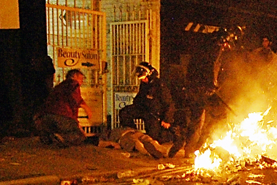 Richard Mannington es atendido en una calle de Ealing.