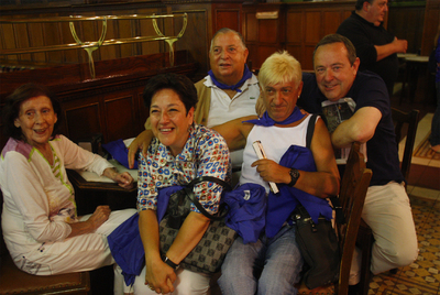 De izquierda a derecha, las actrices Mariví Bilbao y Nati Ortiz de Zárate, el hostelero Santiago Díez Onza, el   showman   José Antonio Nielfa,   La Otxoa  , y el empresario Neo Bilbao, ayer en la presentación del homenaje.