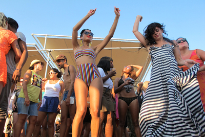 Fiesta en Rockaway Beach, la playa a la que cantaron The Ramones.