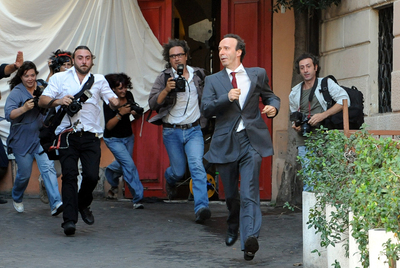 Giambalvo (a la izquierda) y Napolitano (con gafas) persiguen a Benigni en  The bop Decameron. 