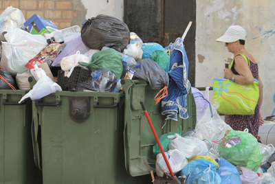 La basura inunda las calles de Barbate