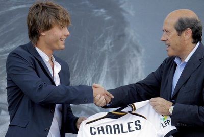 El presidente del Valencia, Manuel Llorente junto al nuevo jugador del Valencia, Sergio Canales.