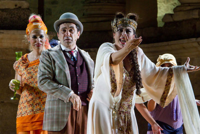 Una escena de  La asamblea de mujeres  dirigida por Laila Ripoll, en el Teatro Romano de Mérida.