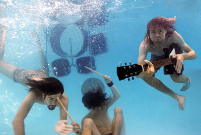 Krist Novoselic, Dave Grohl y Kurt Cobain, en una foto promocional de  Nevermind  en la que Kirk Weddle, fotógrafo de la cubierta del álbum, retrató a la banda bajo el agua de una piscina.