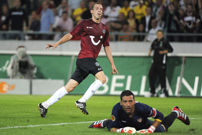 Schlaudraff festeja el tanto del triunfo del Hannover mientras Palop se muestra desolado.