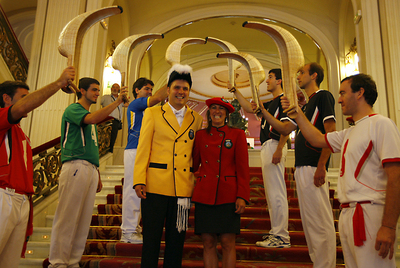 El escritor Kirmen Uribe y la 'txupinera' Patricia Lezama, ayer durante su presentación en el Arriaga.rnMelendi actúa en Sagüés.