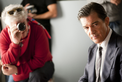 Pedro Almodóvar (izquierda) dirige a Antonio Banderas en el rodaje de  La piel que habito. 