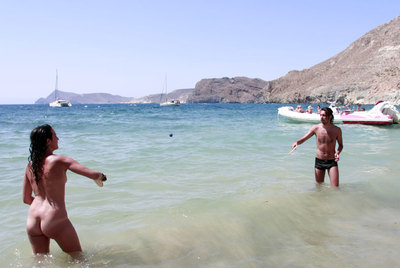 Bañistas en la cala de San Pedro, en el Parque Natural Cabo de Gata-Nijar (Almería).