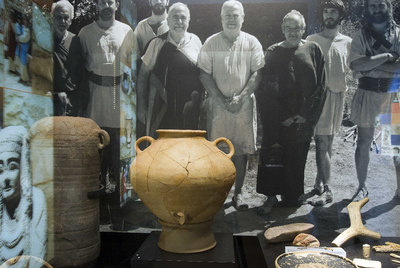 Una de las vitrinas del museo de Ca n'Oliver de Cerdanyola del Vallès.