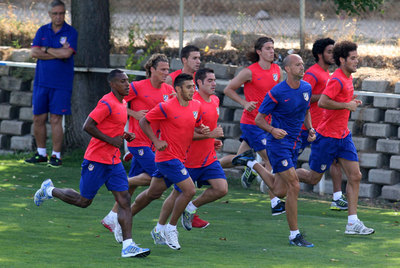 La plantilla del Atlético se entrena ayer con normalidad y observada por Gregorio Manzano, su técnico.