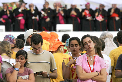 Peregrinos y prelados asisten al vía crucis celebrado en el paseo de Recoletos.