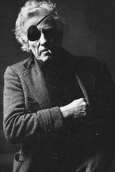 Nicholas Ray, en una foto de los años setenta. A la derecha, manuscrito del guion  Bitter victory  (1963).
