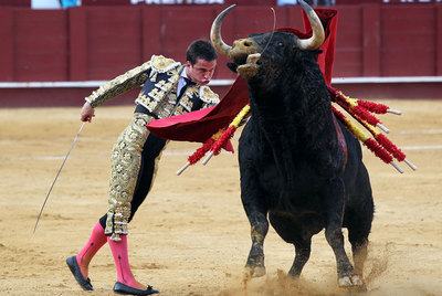 El Juli, durante la faena de su primer toro en la plaza de La Malagueta.