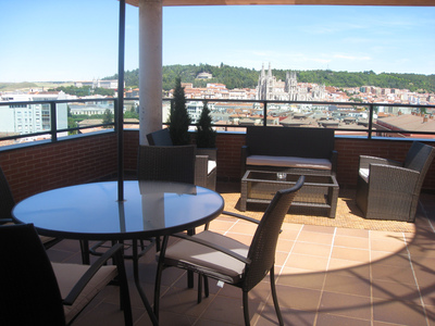  Una de las terrazas del hotel burgalés Bulevar con vistas a la ciudad y su catedral. 