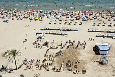 Una cadena humana sobre la arena en defensa del marjal de Gandia