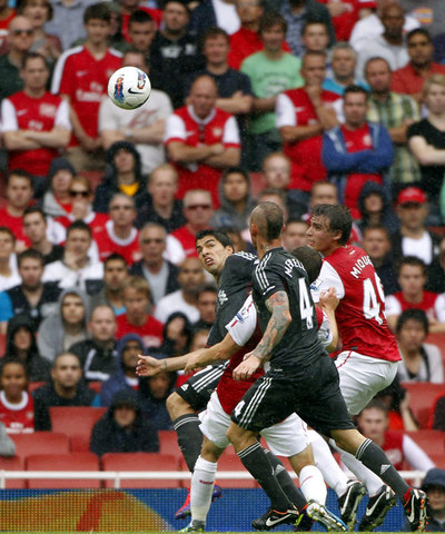 Miquel pelea por la posición con Suárez y Meireles.