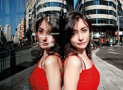 Elvira Navarro en la Gran Vía.