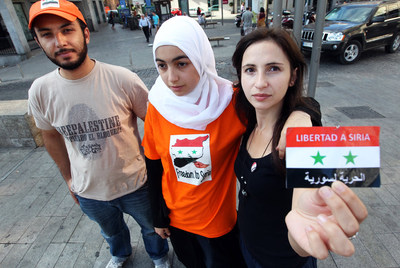 Jóvenes sirios opositores al régimen, a comienzos de agosto en Madrid.