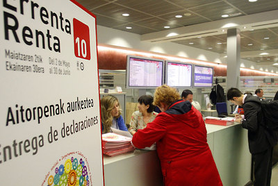 Contribuyentes vizcaínos durante la campaña de declaración de la renta de este año en Bilbao.