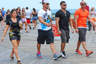 Mike Sorrentino (último a la derecha), con algunos participantes del programa de telerrealidad  Jersey Shore. 