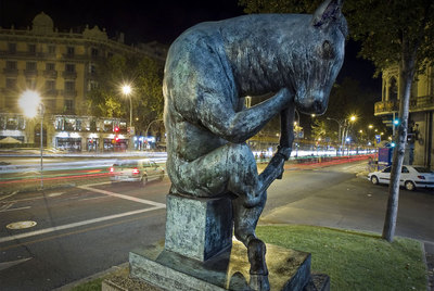  Meditación , de Josep Granyer, parodia  El pensador  de Rodin y llama la atención de los paseantes en la Rambla de Catalunya .