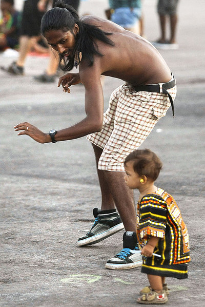 Un asistente al Rototom baila con su hija en Benicàssim.