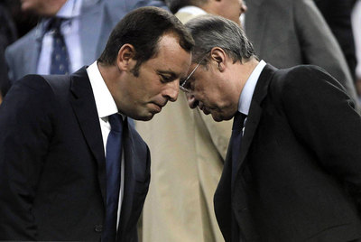 Sandro Rosell y Florentino Pérez charlan en el palco del Camp Nou antes del partido de vuelta de la Supercopa.