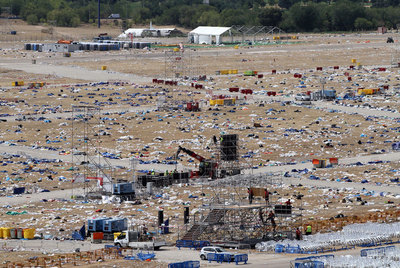 Recoger la basura de Cuatro Vientos, 127.100 kilos según el Ayuntamiento, llevará varios días.