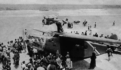  El pájaro amarillo , en Oyambre en 1929. Al fondo, un avión enviado para portar gasolina y que el vuelo pudiese seguir a Francia.