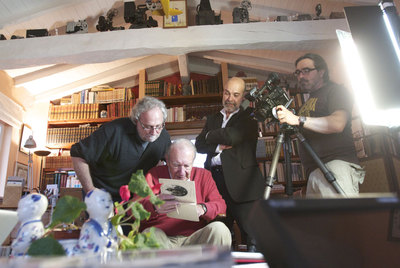 Juan Molina (arriba, a la izquieda) y Antonio Resines, rodando en casa del marqués de Movellán.