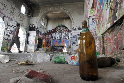 Los restos de la  rave  celebrada en la madrugada del domingo en Getafe.