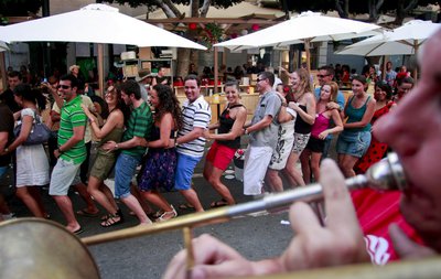 Los feriantes bailan al compás de una charanga, ayer en la feria del medio día de Almería.