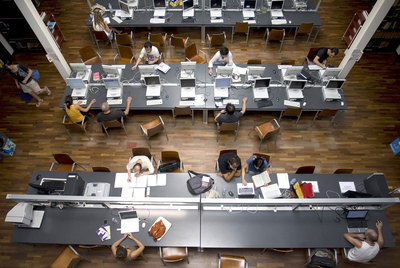 Estudiantes en la sala principal de la Biblioteca de Humanidades de la Universitat de València.