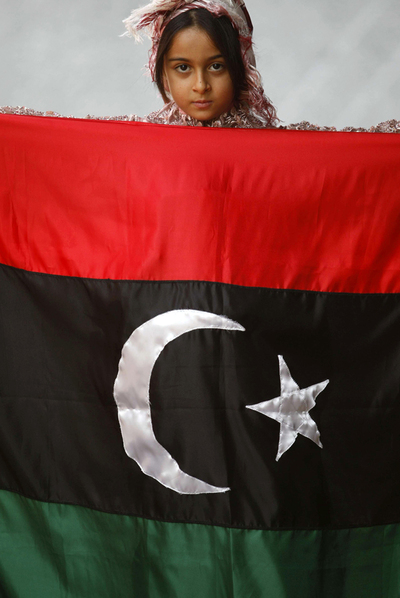 Una niña con la bandera rebelde, en la Embajada en Madrid.