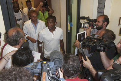 Samuel Eto'o rodeado de periodistas durante su revisión médica en Roma antes de viajar a Rusia tras su fichaje por el Anzhi.
