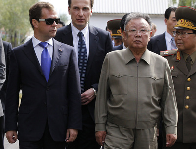 El presidente ruso, Dmitri Medvédev, y Kim Jong-il, ayer en una base militar de Buratia.