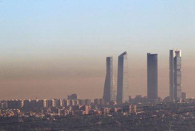Panorámica de la contaminación sobre el cielo madrileño realizada el 27 de octubre de 2010.