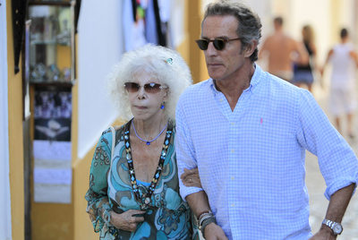 Compras y paseos llenan las tardes veraniegas de la duquesa de Alba y de su novio, Alfonso Díez. Ambos apuran sus vacaciones en Ibiza, y ven cómo, poco a poco, se acerca el día de su boda fijado para el próximo octubre, según anunciaron a principios de esta semana. Entre los primeros amigos que han felicitado a la pareja están el cantante Raphael y su esposa, Natalia Figueroa.