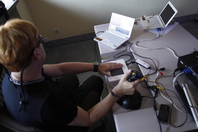 Enrique Varela demuestra cómo logra  ver  a través del estimulador táctil.