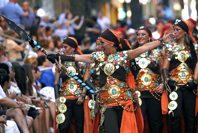 Una  filà  de mujeres desfila con honor por las calles de Ontinyent, ayer, en la entrada cristiana de la  Festa de Moros i Cristians. 