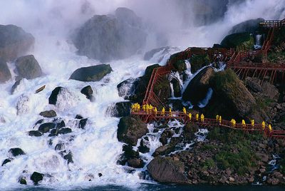 Chubasqueros contra el Niágara