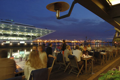 En el barrio de Altona, los almacenes y fábricas del puerto de Hamburgo se han transformado en restaurantes, galerías y vanguardistas edificios de oficinas, como el afilado Bürohaus Dockland de la imagen.