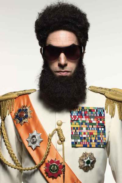 Una de las pocas fotos que existen con Sacha Baron Cohen caracterizado para  El dictador. 